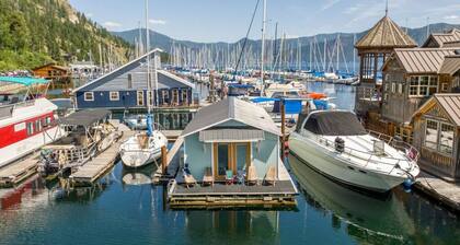 Boats ‘N Rows Float Home