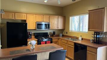 冰箱、微波炉、烤箱、炉灶