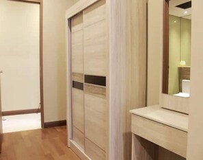 Bathtub, rainfall showerhead, hair dryer, towels