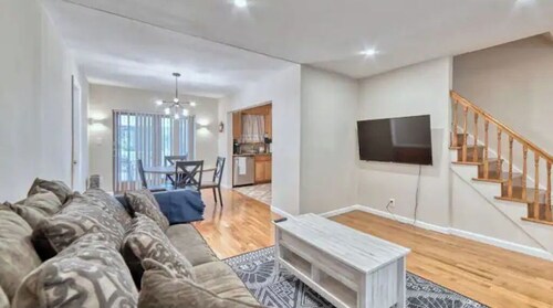 Hidden Gem - Private driveway & Wine Bar