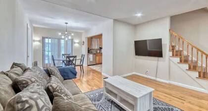 Hidden Gem - Private driveway & Wine Bar