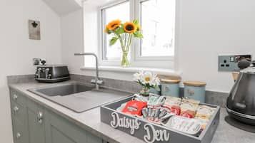 Stuga | Eget kök | Kylskåp, vattenkokare, brödrost och grytor/köksredskap