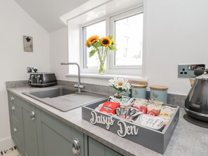 Cottage | Private kitchen | Fridge, electric kettle, toaster, cookware/dishes/utensils - Daisy's Den (Whitby)