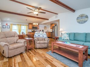 Smart TV - NEW, BIG 3 BEDROOM is OCEANblock, free parking, just a few steps to the beach. (Ocean City)