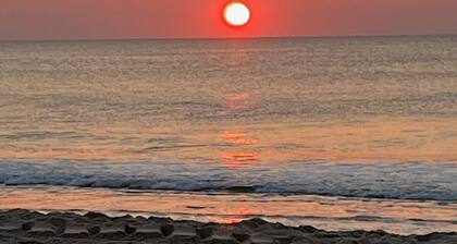 NEW, BIG 3 BEDROOM is OCEANblock, free parking, just a few steps to the beach.
