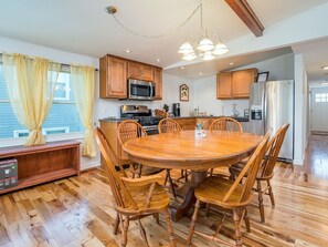 Dining - NEW, BIG 3 BEDROOM is OCEANblock, free parking, just a few steps to the beach. (Ocean City)