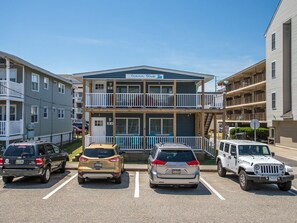 Exterior - NEW, BIG 3 BEDROOM is OCEANblock, free parking, just a few steps to the beach. (Ocean City)