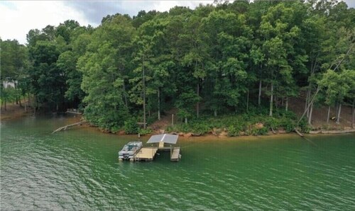 Cheerful cottage on a lake, Covered Dock, 3BD, 2BA