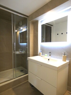 Dusche, Haartrockner, Bademäntel, Hausschuhe
