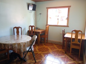 Een koelkast, een microgolfoven, een rijstkoker, een blender