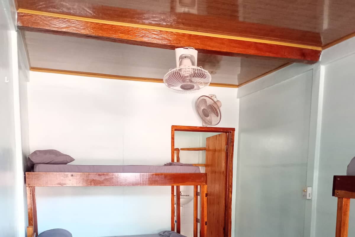 Habitación básica | Ropa de cama hipoalergénica, muebles diferentes y escritorio