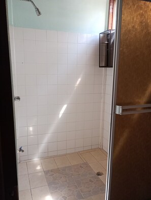 Basic Room | Bathroom | Shower, rainfall showerhead, free toiletries, toilet paper