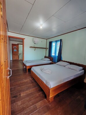 Eenvoudige kamer | Hypoallergeen beddengoed, individueel gemeubileerd, een bureau