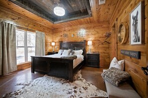 5 bedrooms, desk, iron/ironing board, travel crib