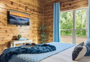 5 bedrooms, desk, iron/ironing board, travel crib
