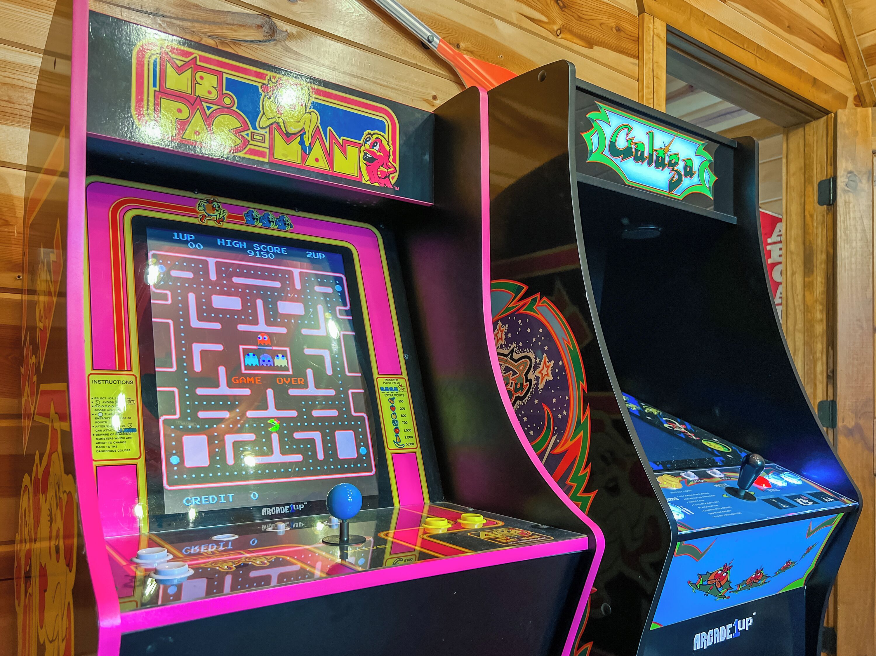 Zwei Spielautomaten mit farbenfroher Grafik und Punkteständen.