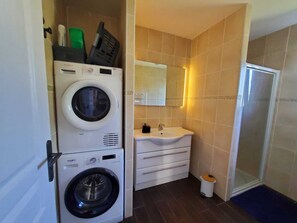 Shower, hair dryer, towels