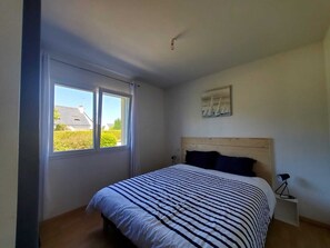 4 bedrooms, iron/ironing board, bed sheets