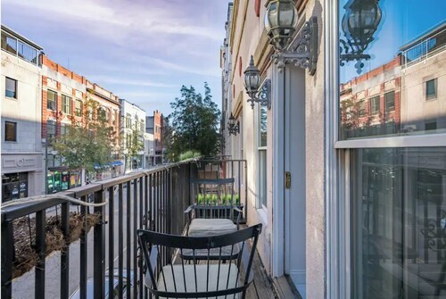 Pet-Friendly Historic Downtown 2BR Loft 1 block from riverwalk, walk everywhere