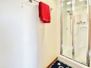 Towels - Poppy Shepherds Hut - UK38827 (Cricklade)