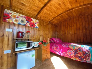 1 bedroom, bed sheets - Poppy Shepherds Hut - UK38827 (Cricklade)