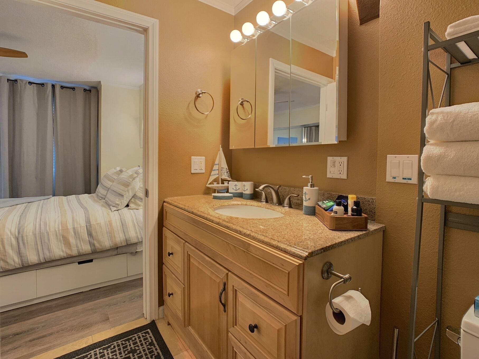 Une salle de bain d’hôtel équipée d’un meuble-lavabo, d’un lavabo et d’un miroir.