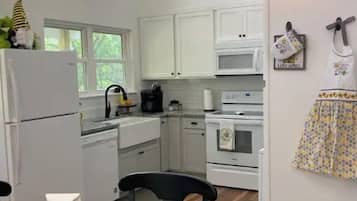 ثلاجة، ميكروويف، فرن، موقد طهي مسطح