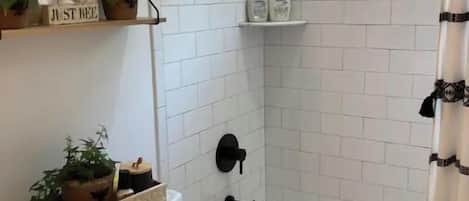 تجهيزات دش، مجففات شعر، مناشف، صابون