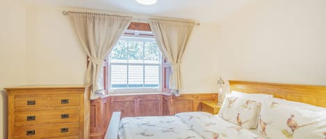 3 室のベッドルーム、WiFi (無料)、ベッドシーツ