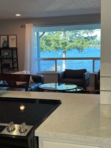 Peaceful Pet-Friendly Lakeside Home with Game Room & Fully Equipped Kitchen