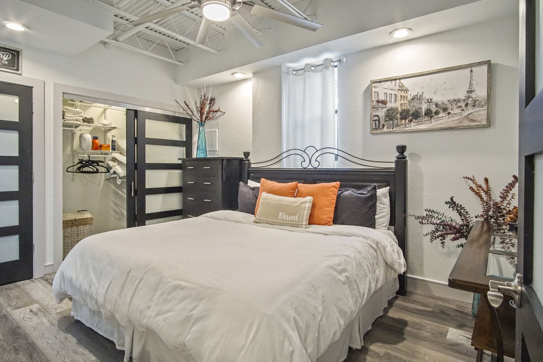 1 bedroom, desk, WiFi
