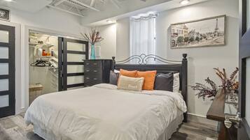 1 bedroom, desk, WiFi