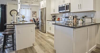 Perfect Luxury Condo in Midtown! Great Amenities!