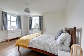 3 bedrooms, iron/ironing board, free WiFi, bed sheets - Amroth Holiday home with Sea Views (Narberth)