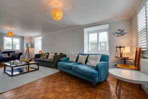 TV, fireplace, DVD player, stereo - Amroth Holiday home with Sea Views (Narberth)