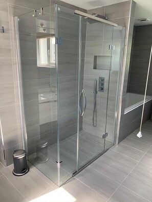Badewanne, Haartrockner, Handtücher, Seife
