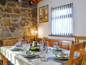 Dining - Detached bungalow in the heart of the Cambrian mountain range. (Pontrhydfendigaid)