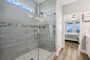 Badewanne, Haartrockner, Handtücher, Seife