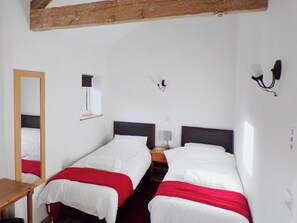 3 bedrooms, free WiFi, bed sheets, wheelchair access