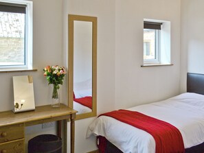 3 bedrooms, free WiFi, bed sheets, wheelchair access