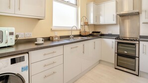 Private kitchen - 1 bedroom accommodation in Raglan, near Usk (Raglan, near Usk)