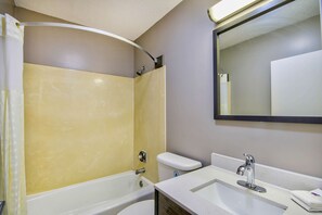 Combined shower/tub, towels - Motel 6 Jeffersonville, In - Louisville (Clarksville)