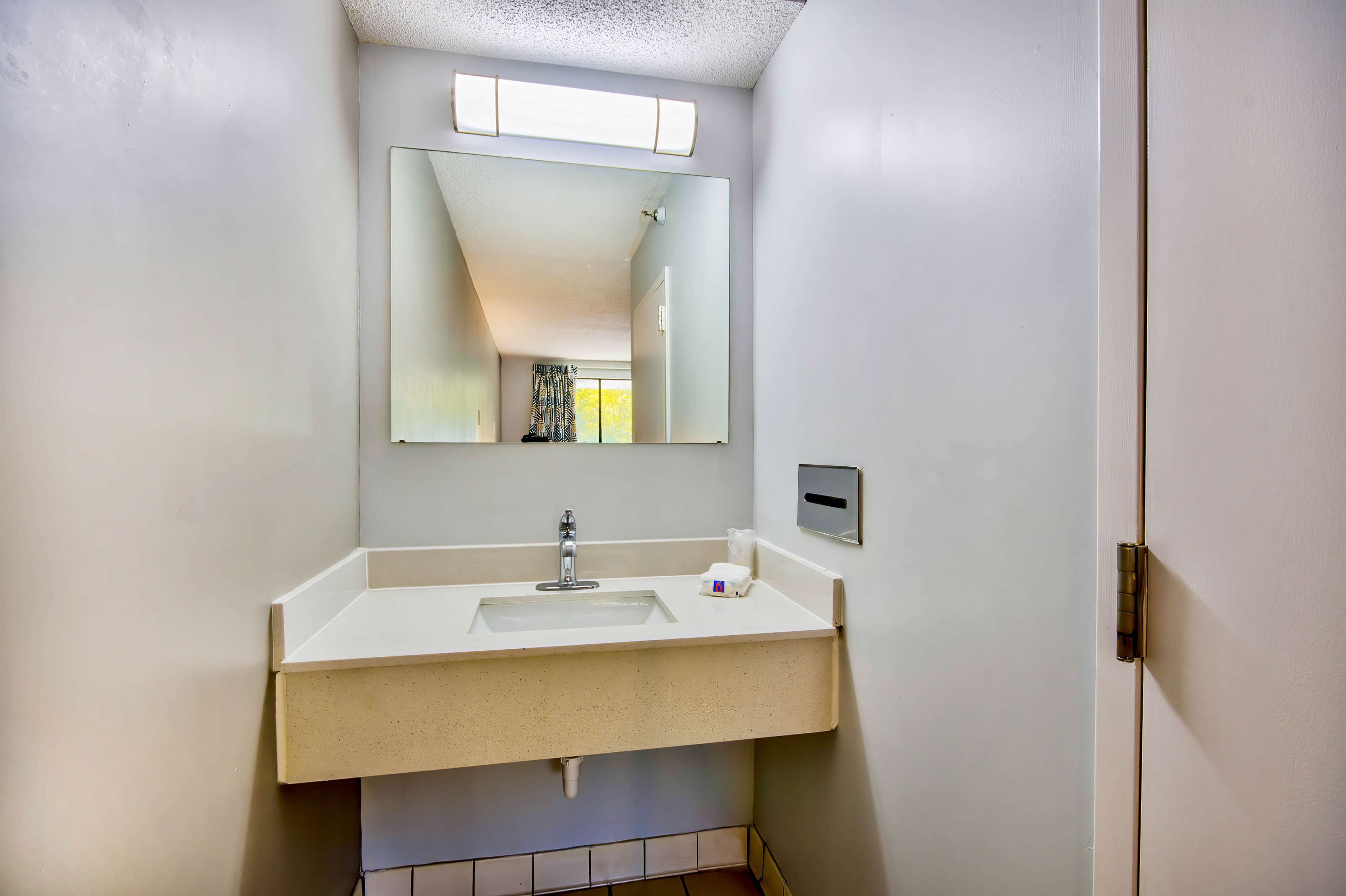 Kombination af bruser/badekar, håndklæder