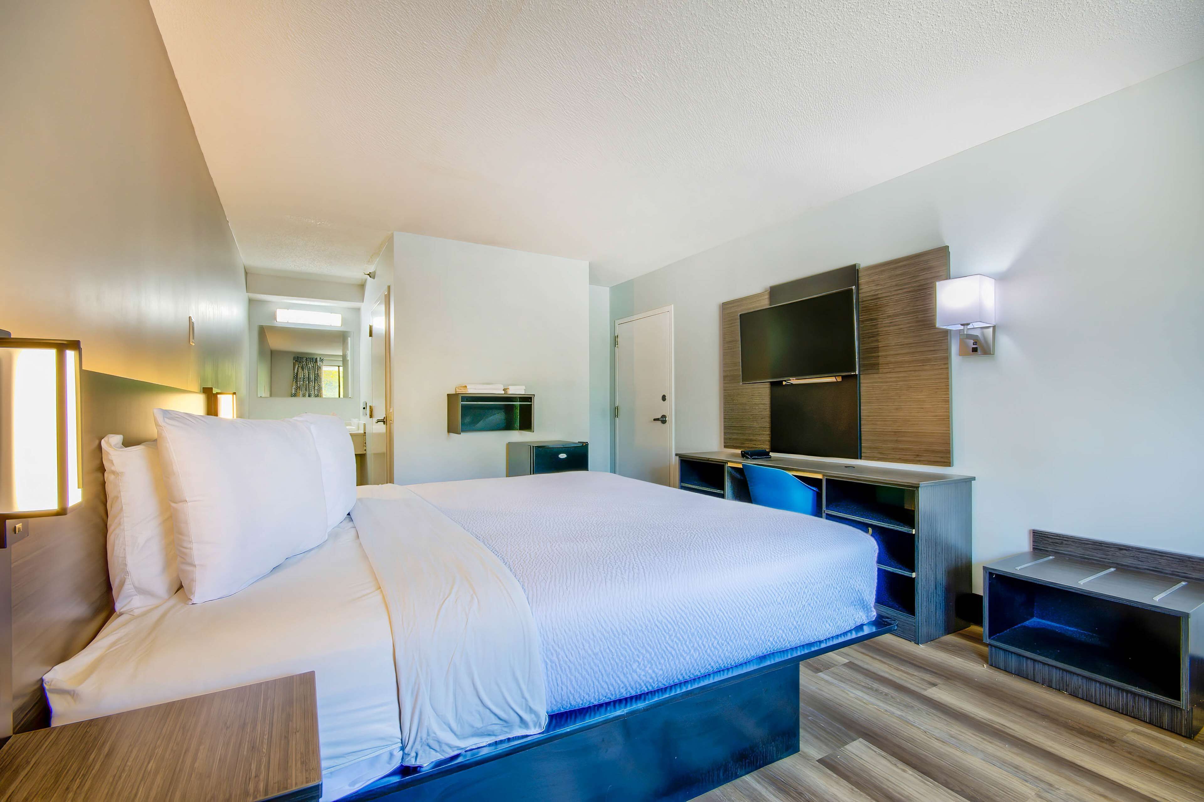 ستائر تعتيم وواي فاي وملاءات أسرّة