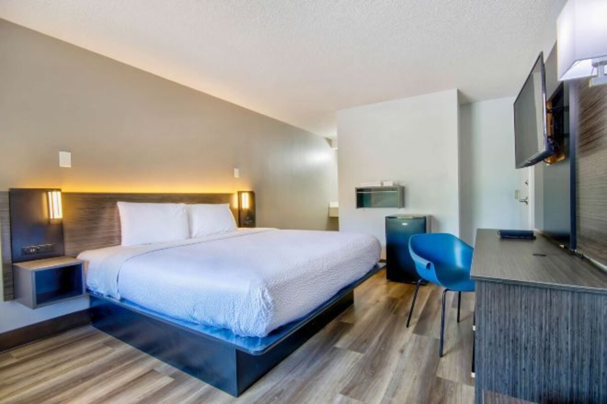 1 King Bed | Non-Smoking, Micfridge
