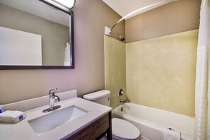 Combined shower/bathtub, towels