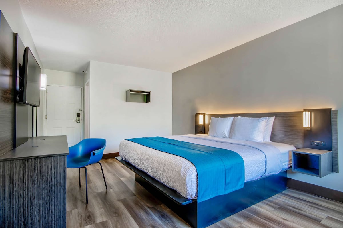 Blackout curtains, WiFi, bed sheets