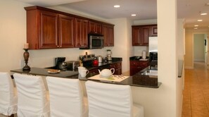 ثلاجة، ميكروويف، فرن، موقد طهي مسطح