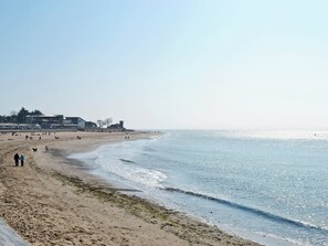 A beach with a sandy shore, a few people, and buildings in the background. - 2 bedroom accommodation in Kentisbeare, Cullompton (Kentisbeare, Cullompton)