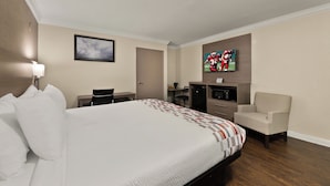 A hotel room with a bed, a desk, a television, and a chair. - Red Roof Inn Los Angeles – Bellflower (Bellflower)